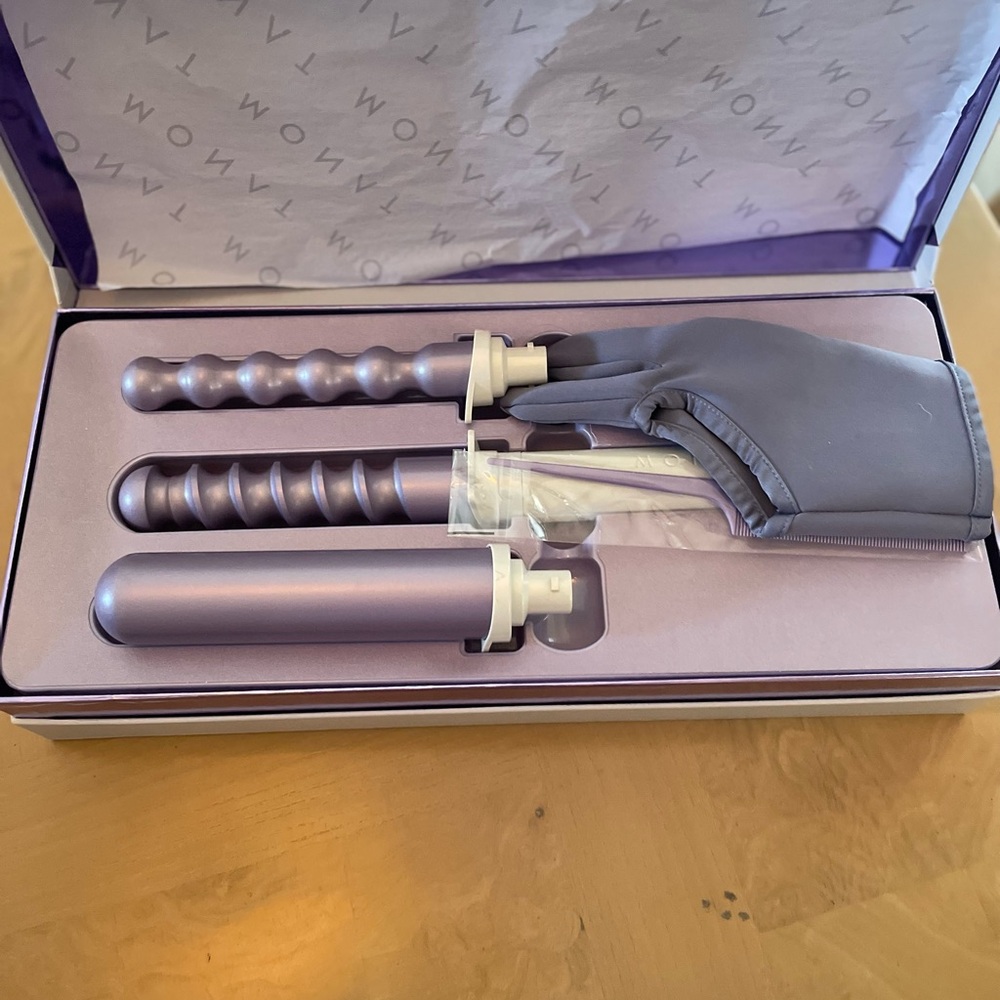 New. Never opened. Interchangeable styling wand and carrying case.